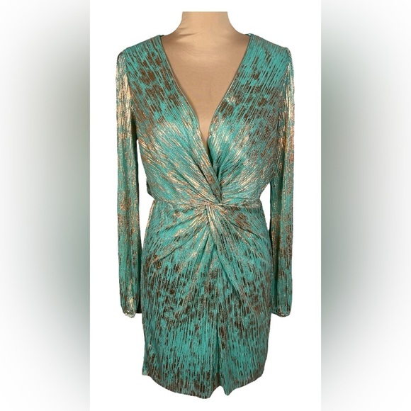 VICI CRISHELLE TWISTED FRONT METALLIC
PLISSE - MINT DRESS - Picture 2 of 11